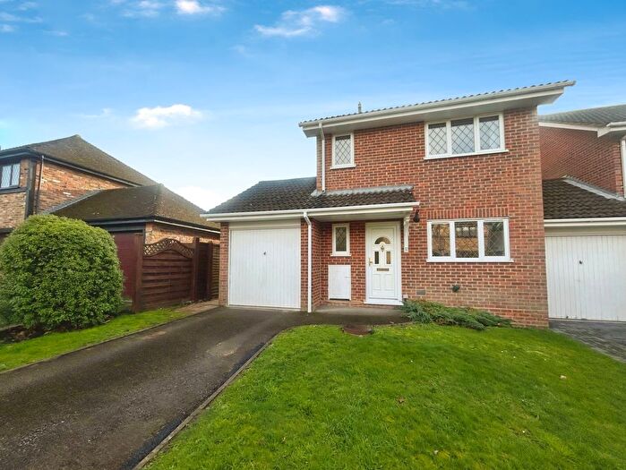 3 Bedroom Link Detached House For Sale In Clayhill Close, Bracknell, Berkshire, RG12