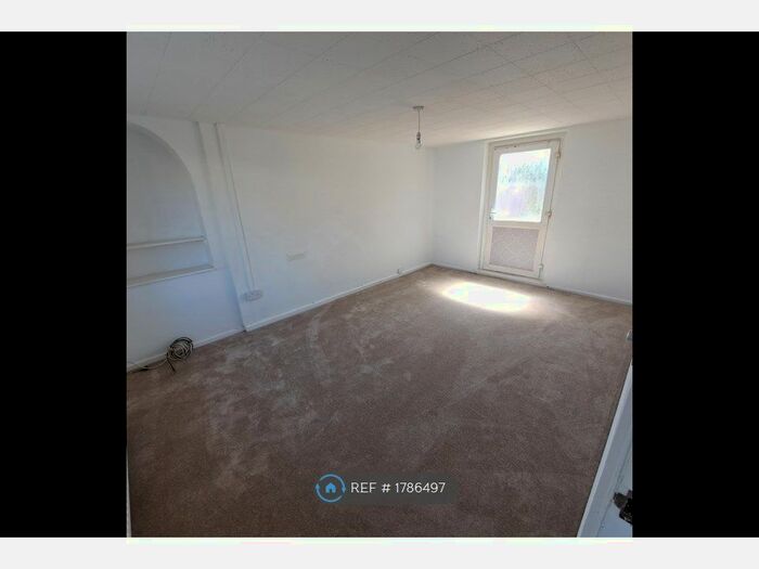 3 Bedroom Semi-Detached House To Rent In Trym Leaze, Bristol, BS9