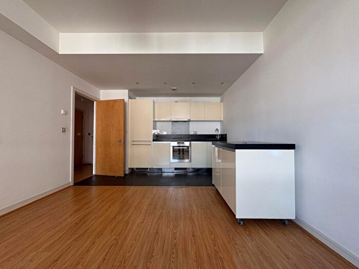 1 Bedroom Flat To Rent In Great West Road, Brentford, TW8