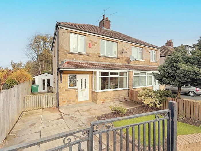 3 Bedroom Semi-Detached House For Sale In Lesmere Grove, Bradford, BD7