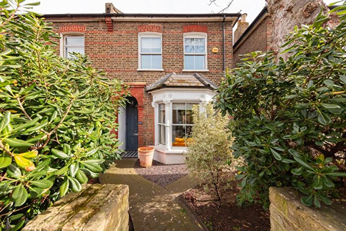 3 Bedroom Semi Detached House For Sale In Charlton Lane, Greenwich, SE7