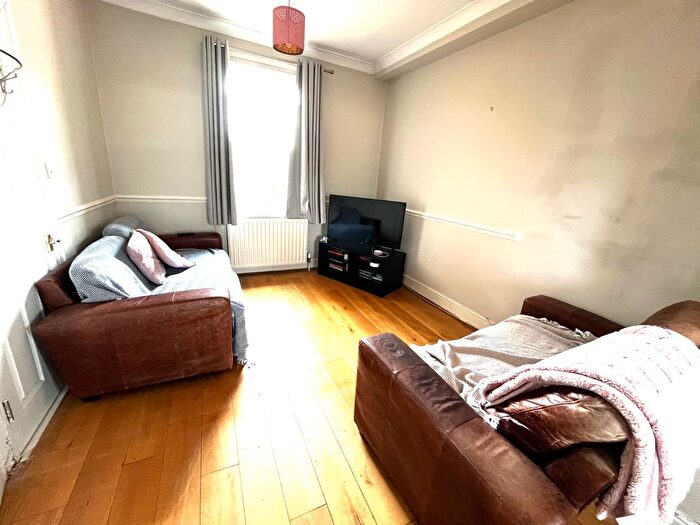 3 Bedroom Flat To Rent In Broughton Street, London, SW8
