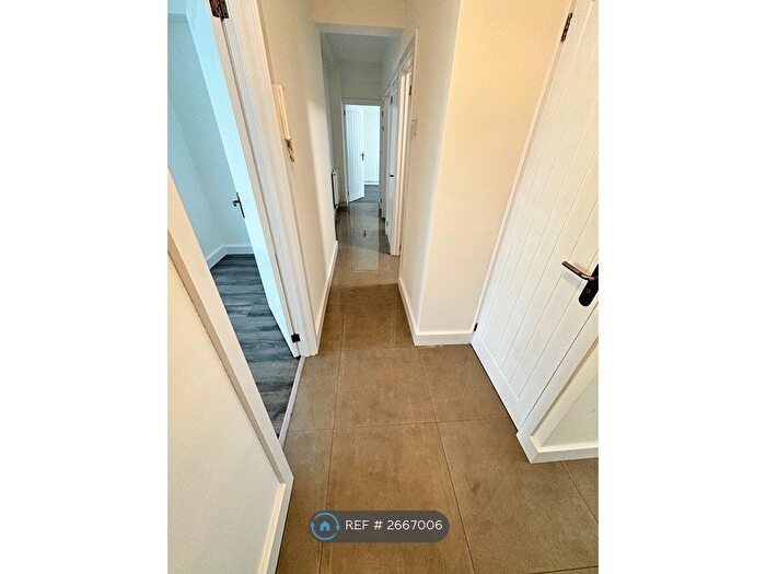 2 Bedroom Flat To Rent In Godwin House, London, E2