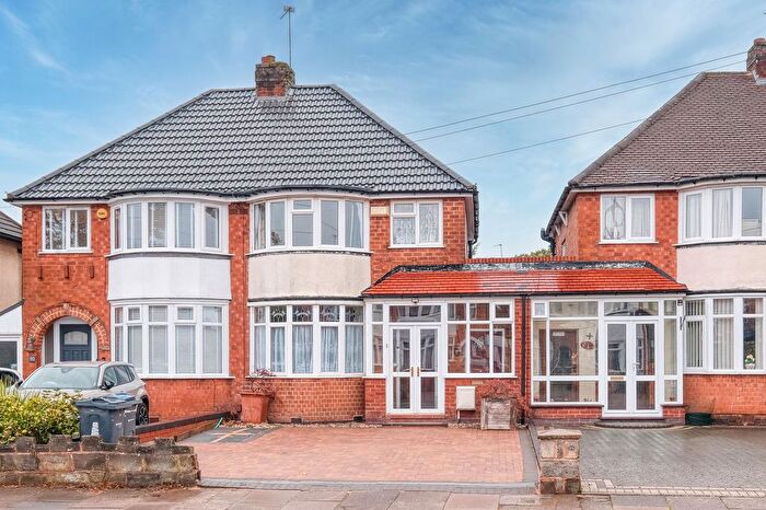 3 Bedroom Semi-detached House For Sale In Kingshurst Road, Birmingham, B31