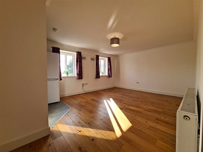 2 Bedroom Flat To Rent In Flat, Riverside Court, Biggleswade, SG18