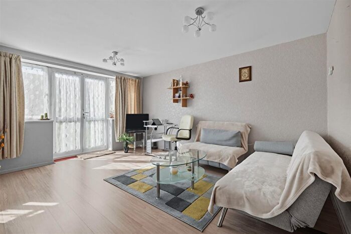 1 Bedroom Flat For Sale In Bullsmoor Way, Waltham Cross, EN8