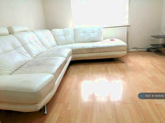 2 Bedroom Flat To Rent In Montrose Court, London, NW9