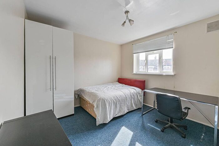 3 Bedroom Flat To Rent In Nutwell Street, Tooting, London, SW17