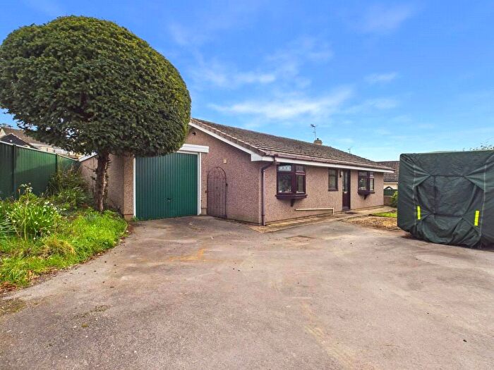 3 Bedroom Bungalow For Sale In Bath Road, Stroud, Gloucestershire, GL5