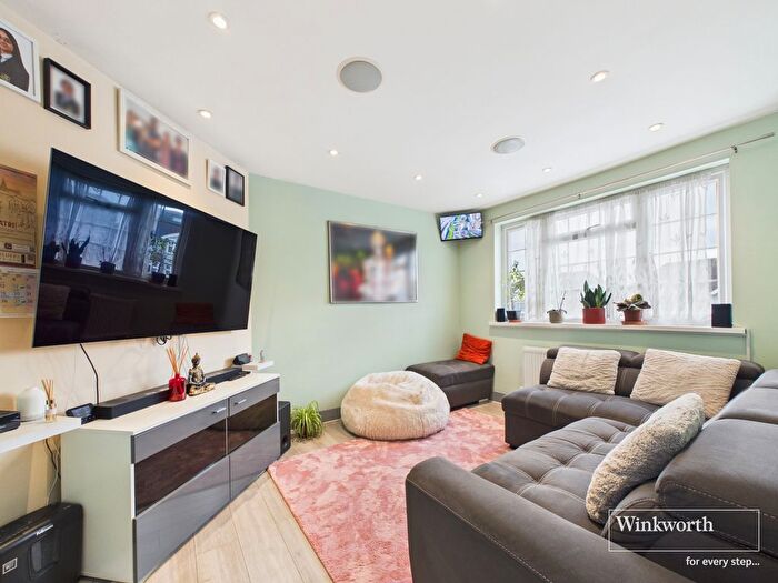 2 Bedroom Flat For Sale In Kenton Road, Harrow, Middlesex, HA3