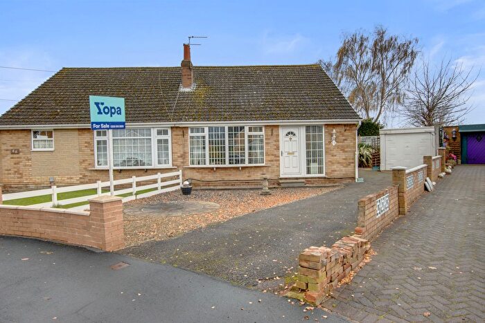 3 Bedroom Semi Detached Bungalow For Sale In Thornleigh Avenue, Wakefield, WF2