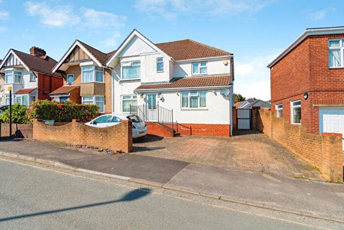 4 Bedroom Semi Detached House For Sale In Coxford Road, Southampton, Hampshire, SO16