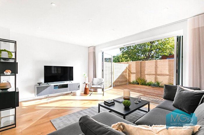 3 Bedroom Terraced House For Sale In Oak Grove, London, N10