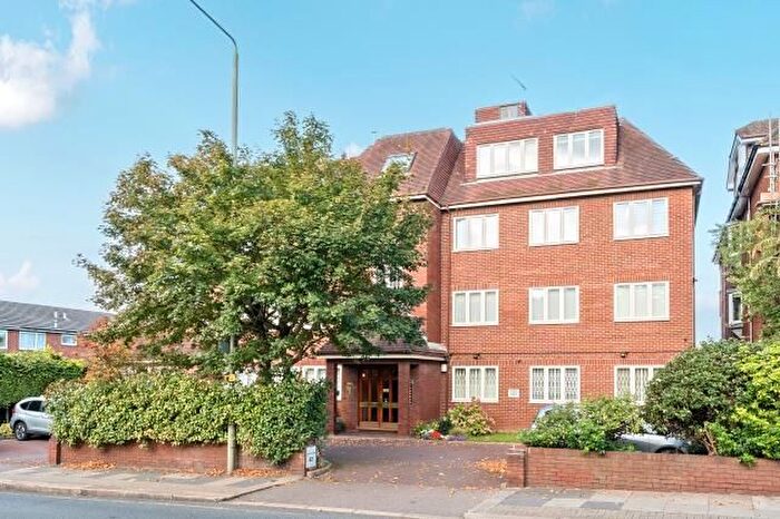 3 Bedroom Flat For Sale In Hendon Lane, London, N3