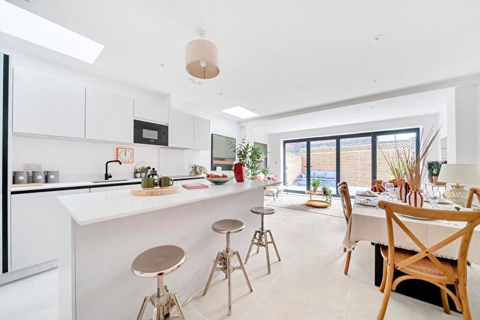 2 Bedroom Flat For Sale In Dagnan Road, Balham, London, SW12