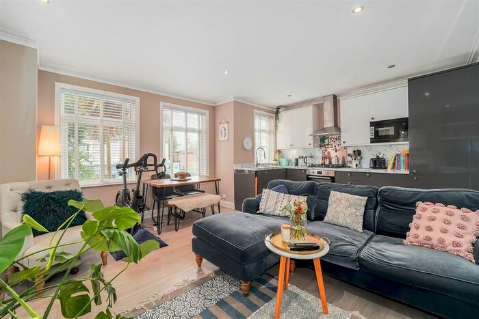 2 Bedroom Flat To Rent In Northfield Avenue, Ealing, W13