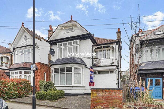 2 Bedroom Flat For Sale In Compton Road, Winchmore Hill, N21