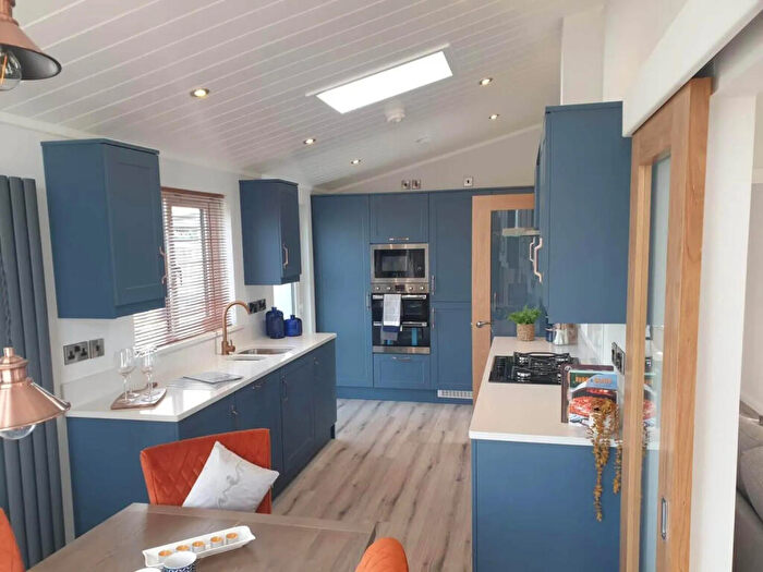 2 Bedroom Park Home For Sale In Swindon, Wiltshire, SN25