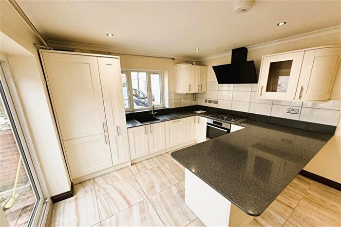 3 Bedroom Flat To Rent In Bedroom Flat In Winton, BH9