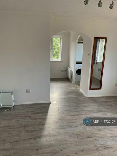 Studio To Rent In Goodmays, Ilford, IG3