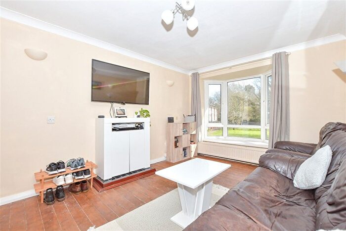2 Bedroom Flat For Sale In Catlyn Close, East Malling, West Malling, Kent, ME19