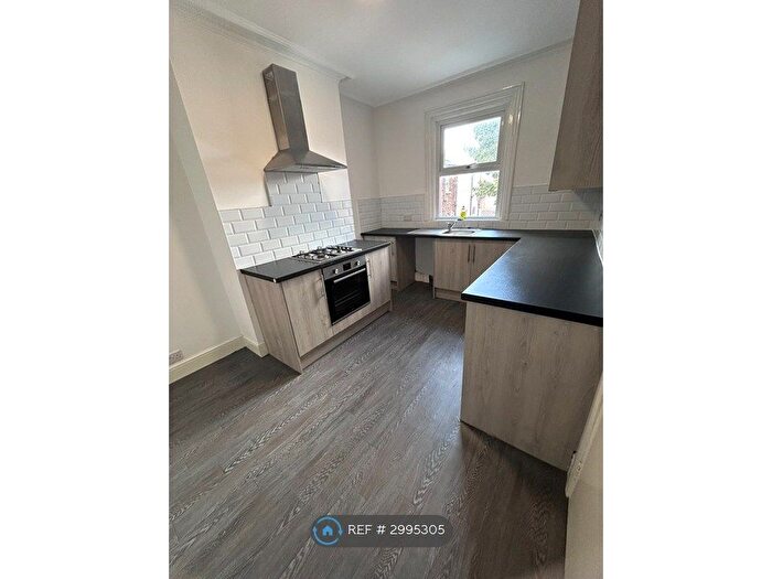 3 Bedroom Flat To Rent In New Brighton, Wirral, CH45