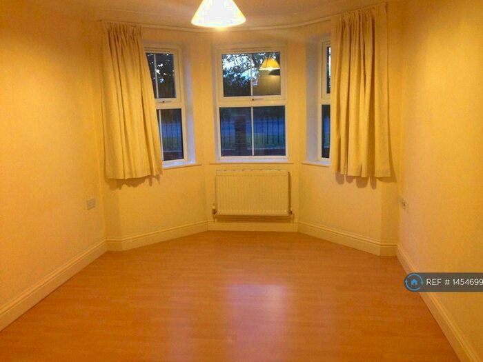 2 Bedroom Flat To Rent In The Green, Reading, RG7