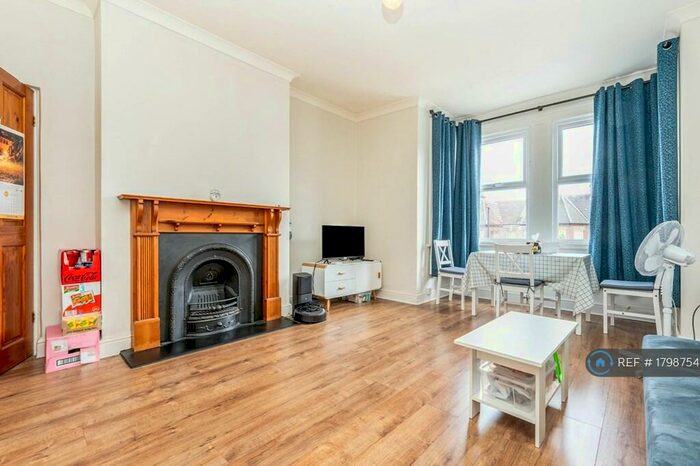 2 Bedroom Flat To Rent In Brownlow Road, Bounds Green, N11