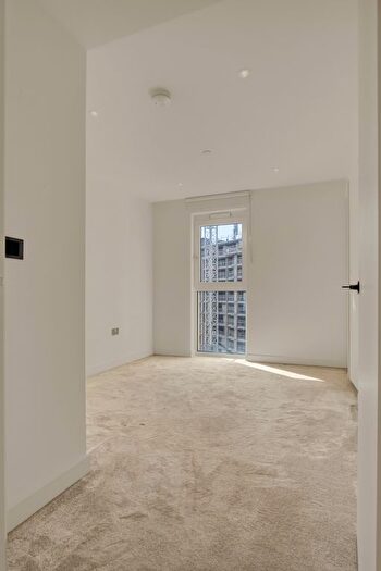 2 Bedroom Flat To Rent In Fountain Park Way, London, Greater London, W12