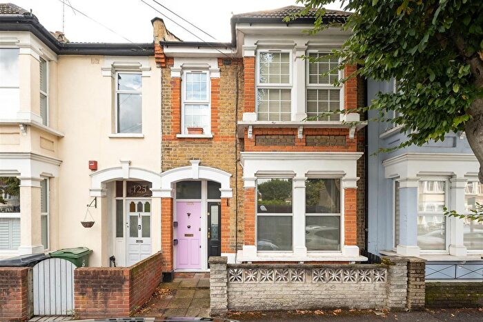 2 Bedroom Flat For Sale In Cavendish Drive, Leytonstone, E11