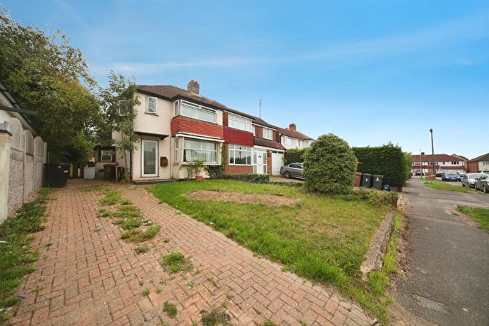 3 Bedroom Semi Detached House For Sale In Orchard Way, Luton, LU4