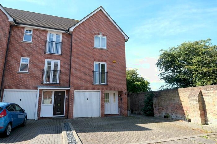 3 Bedroom Town House To Rent In Quayside Walk, SO40