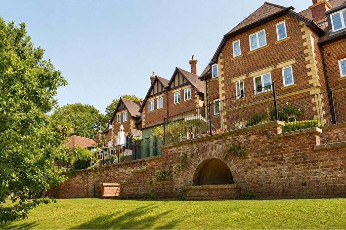 2 Bedroom Flat For Sale In Caenshill House, Chaucer Avenue, Weybridge, KT13