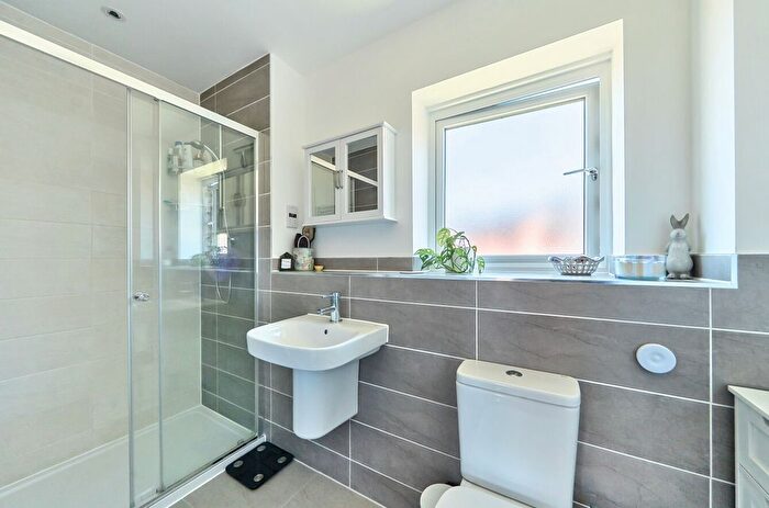 3 Bedroom Terraced House For Sale In Holmesley Road, Borehamwood, Hertfordshire, WD6