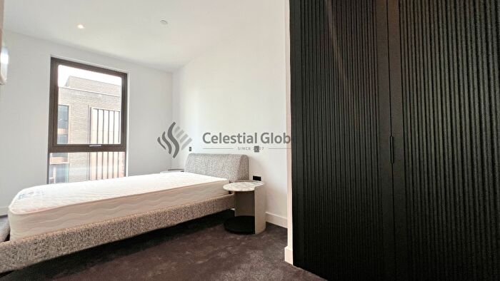 2 Bedroom Apartment To Rent In Viaduct Gardens, London, SW11