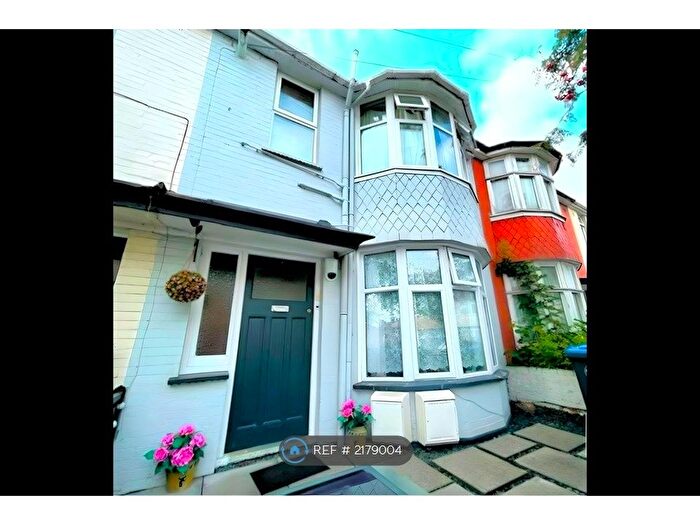 2 Bedroom Flat To Rent In Maybank Avenue, Wembley, HA0