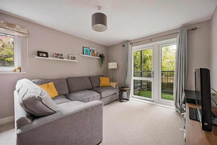 2 Bedroom Flat For Sale In Shingly Place, Chingford, E4
