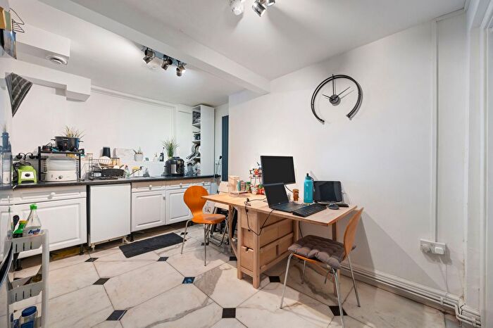 1 Bedroom Flat To Rent In Caledonian Road, Islington, London, N1