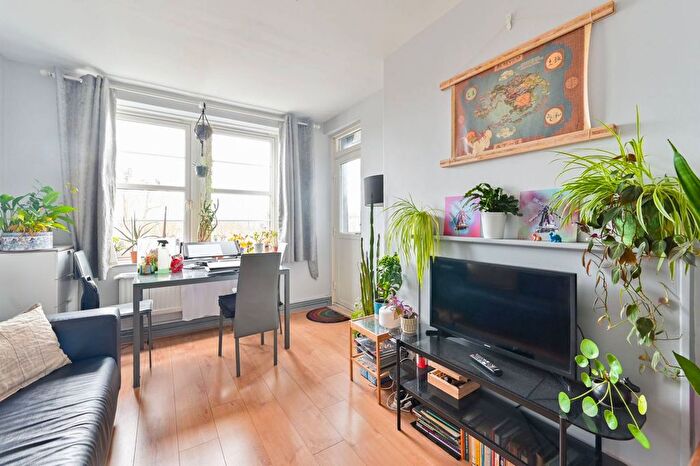 2 Bedroom Flat To Rent In Kinglake Estate, Elephant And Castle, London, SE17