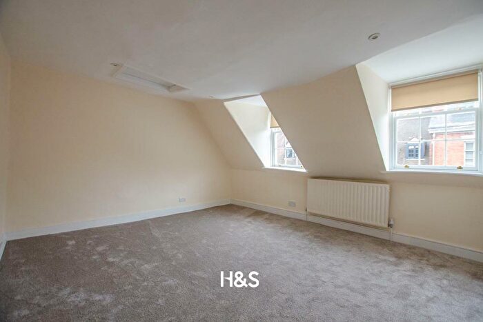 2 Bedroom Apartment To Rent In High Street, Warwick, CV34
