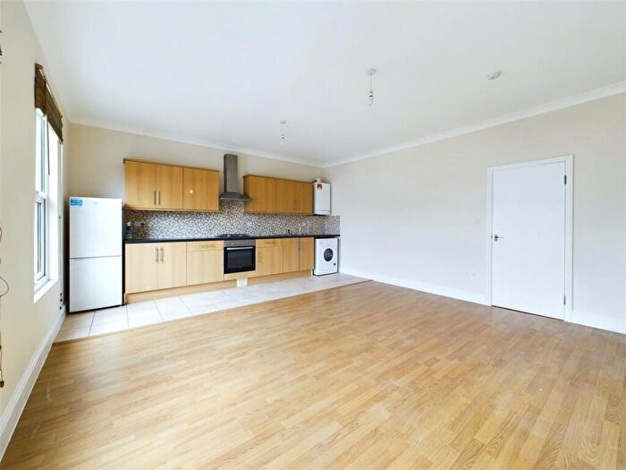 3 Bedroom Flat To Rent In Lea Bridge Road, Leyton, London, E10