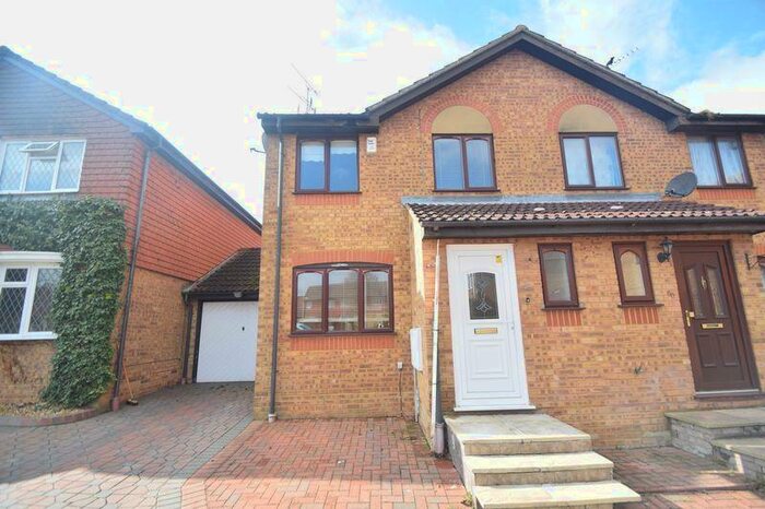 3 Bedroom Semi-Detached House To Rent In Pomeroy Grove, Luton, LU2