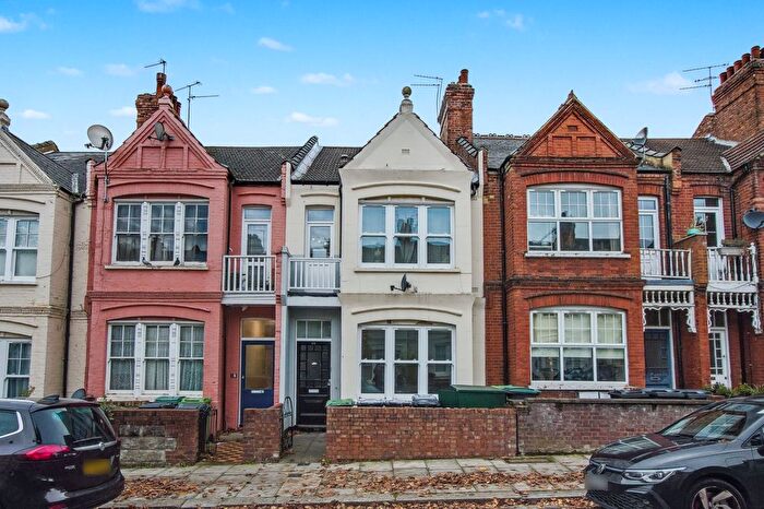 1 Bedroom Flat For Sale In Rathcoole Gardens, London, N8