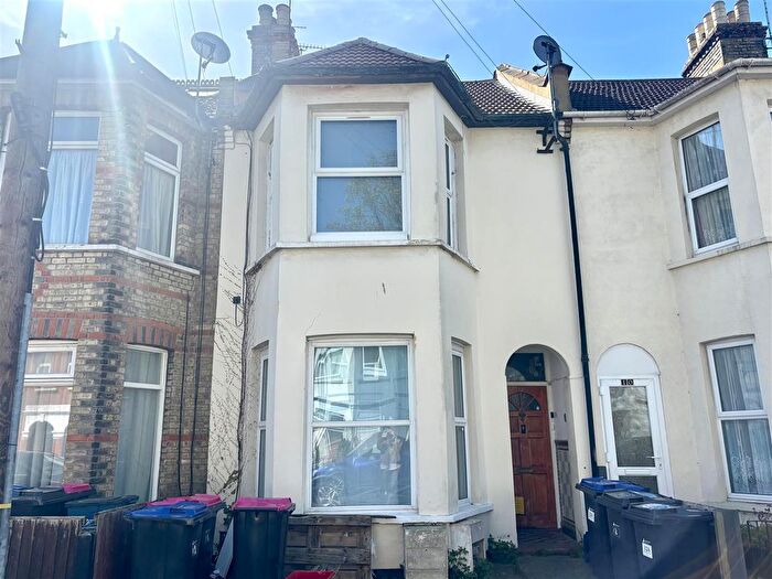 2 Bedroom Flat To Rent In Rayleigh Avenue, Westcliff-On-Sea, SS0