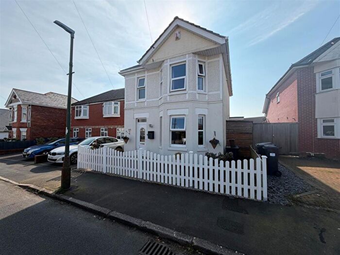 4 Bedroom Detached House For Sale In Kingswell Road, Ensbury Park, Bournemouth, BH10