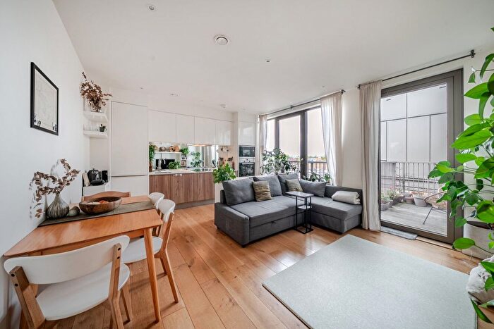 2 Bedroom Flat For Sale In Camberwell Passage, London, SE5