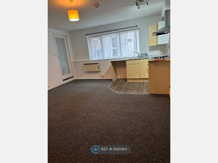 Studio To Rent In Walnut Lane, Torquay, TQ2