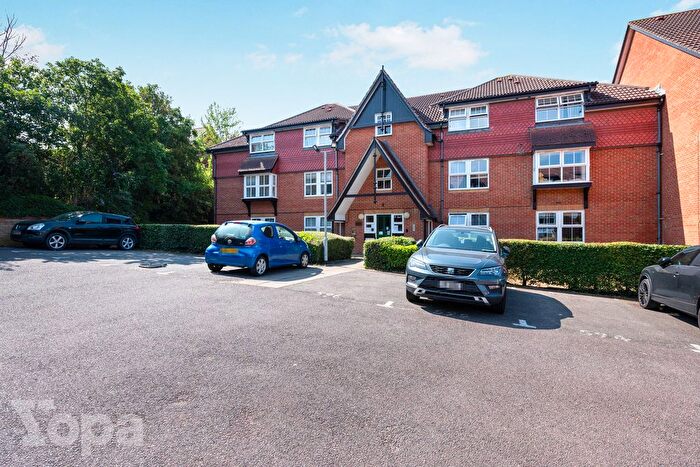 2 Bedroom Flat For Sale In Grange Crescent, Dartford, DA2