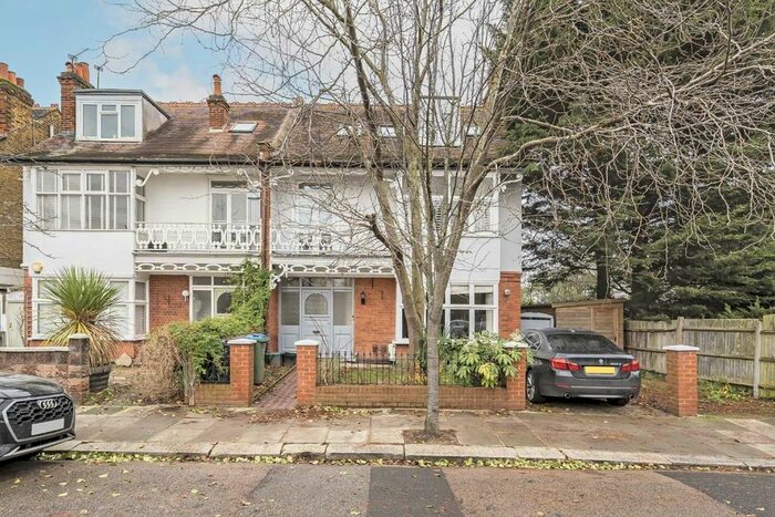 2 Bedroom Flat To Rent In King Edwards Grove, Teddington, TW11