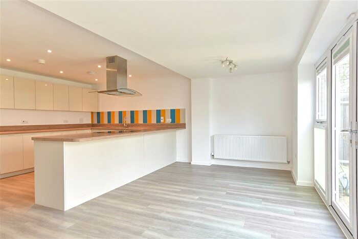 4 Bedroom End Of Terrace House For Sale In Tigris Crescent, Chatham, Kent, ME4